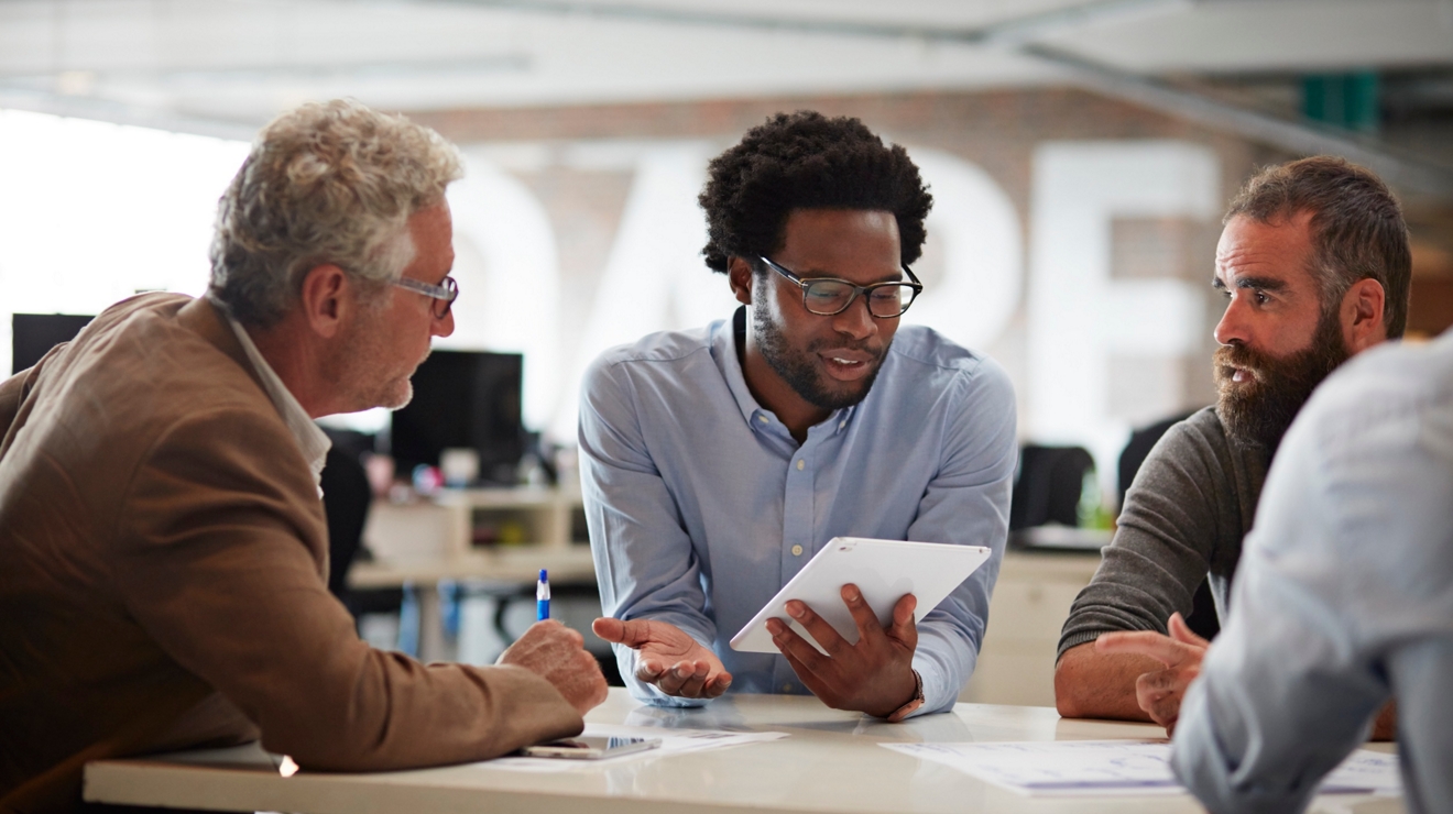 Empresarios en una gran agencia creativa