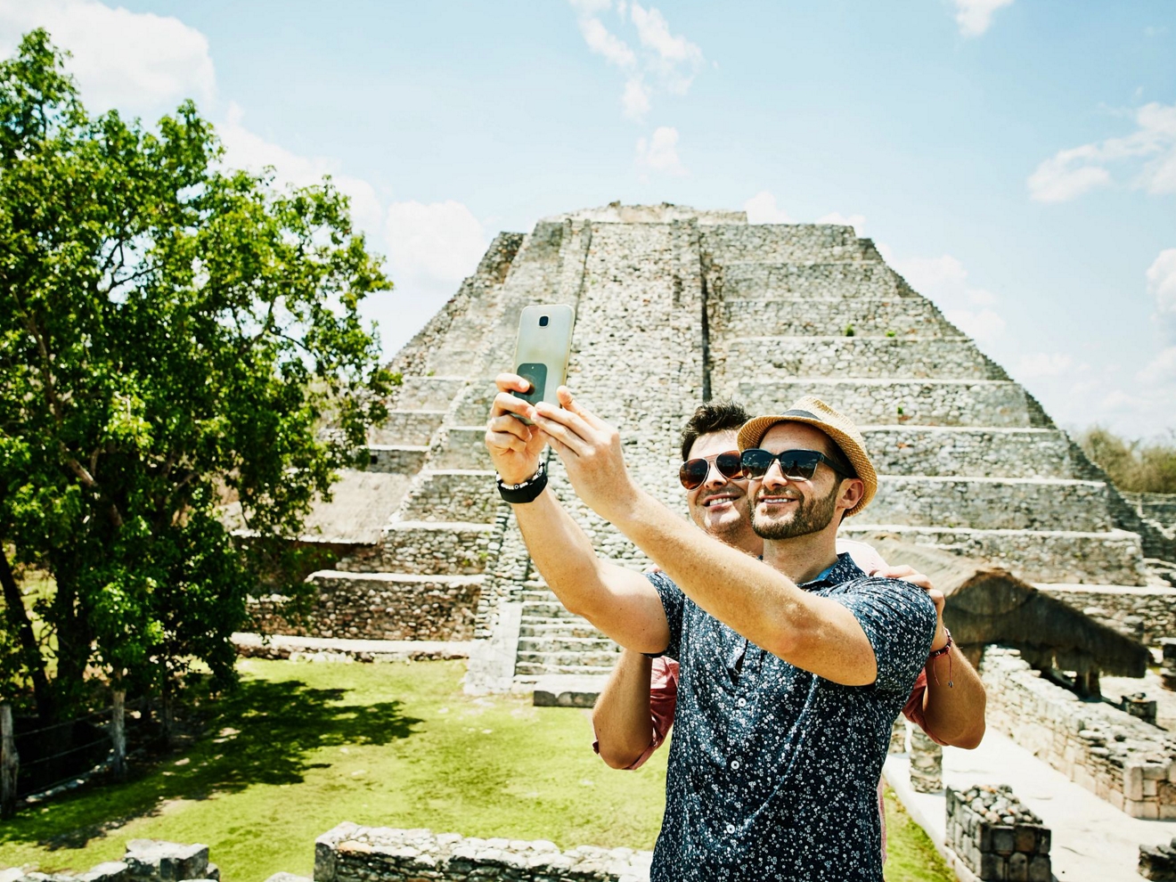 Dos personas se toman un selfie cerca de unas ruinas antiguas.
