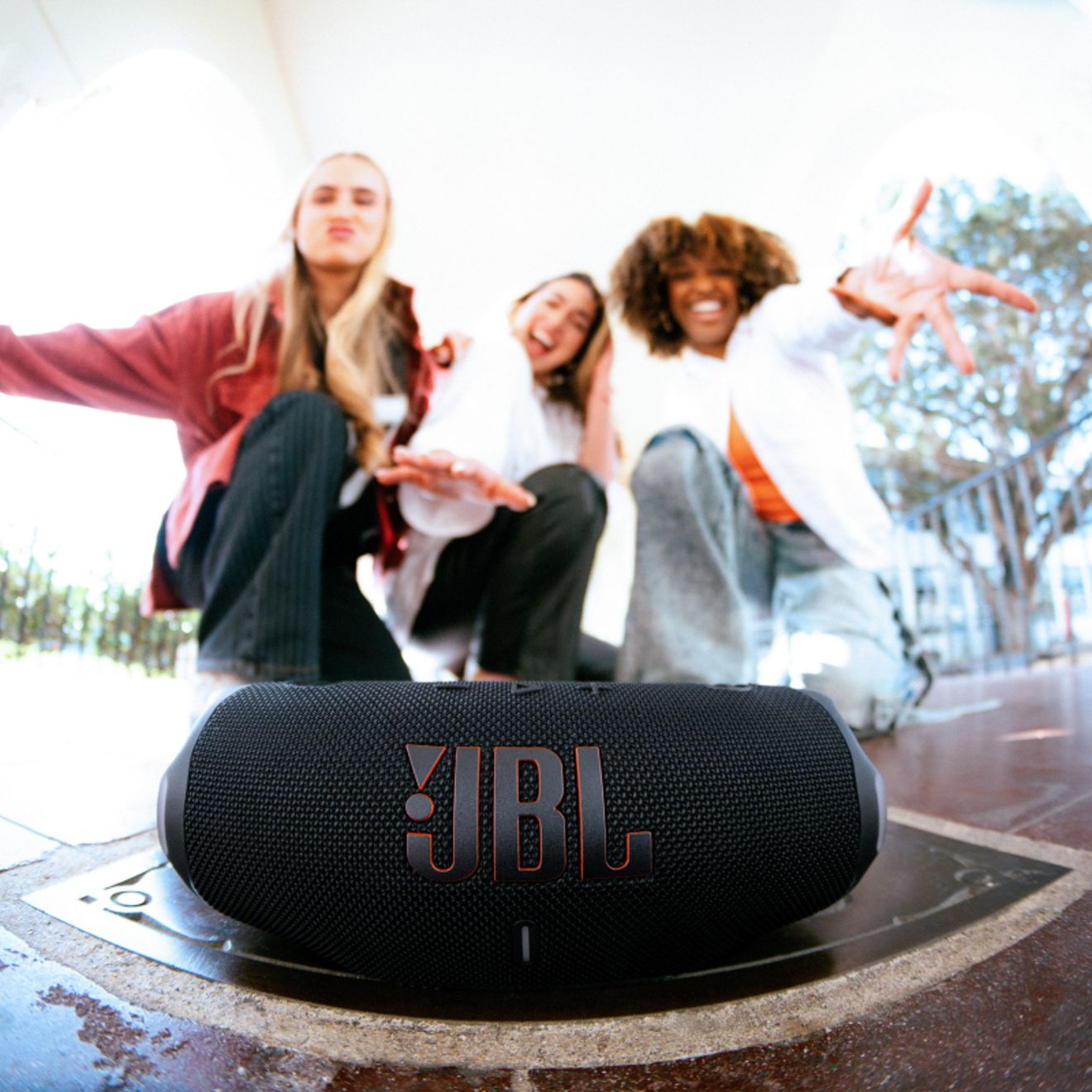 Amigos bailando al ritmo de una JBL Charge