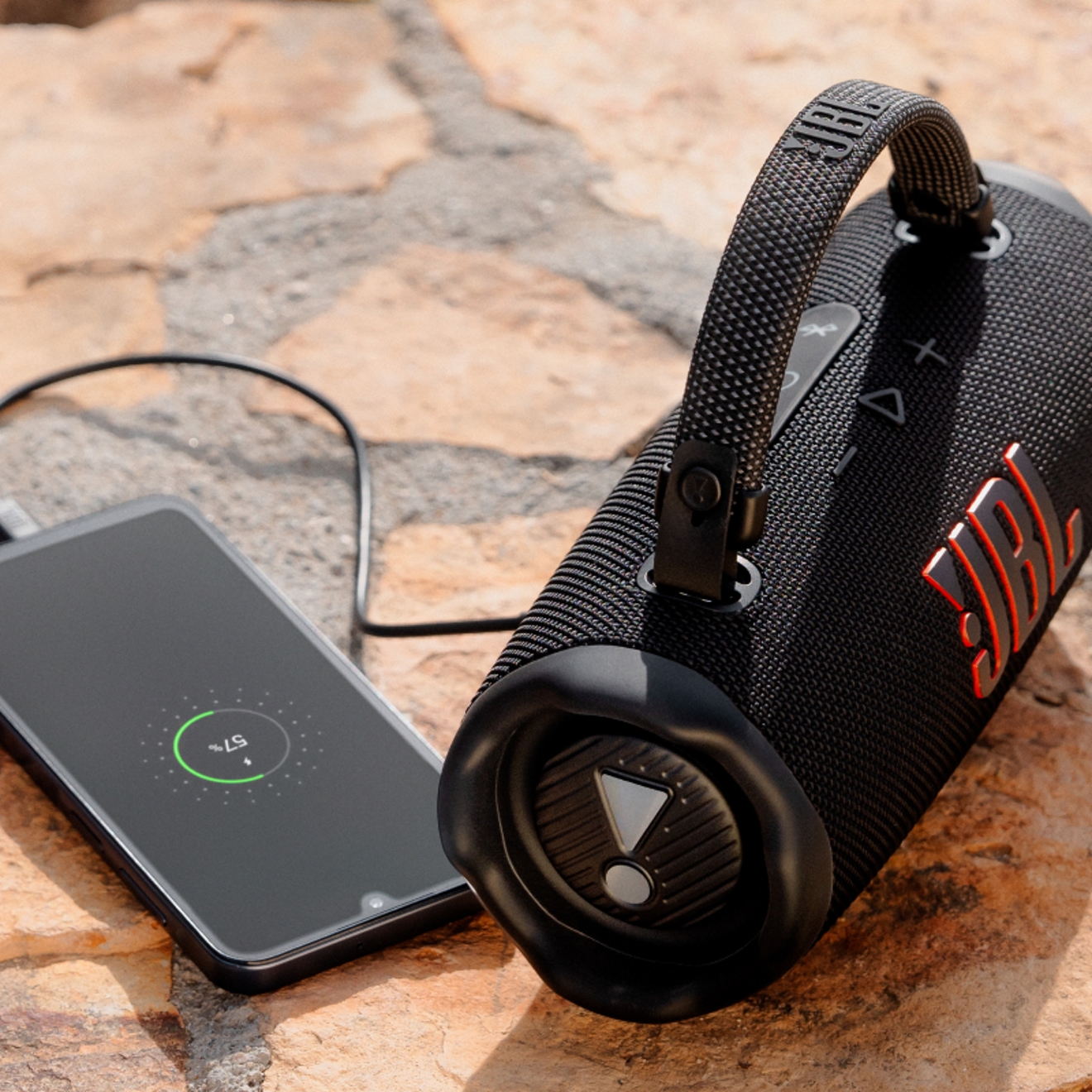 Una JBL Charge está conectada a un smartphone