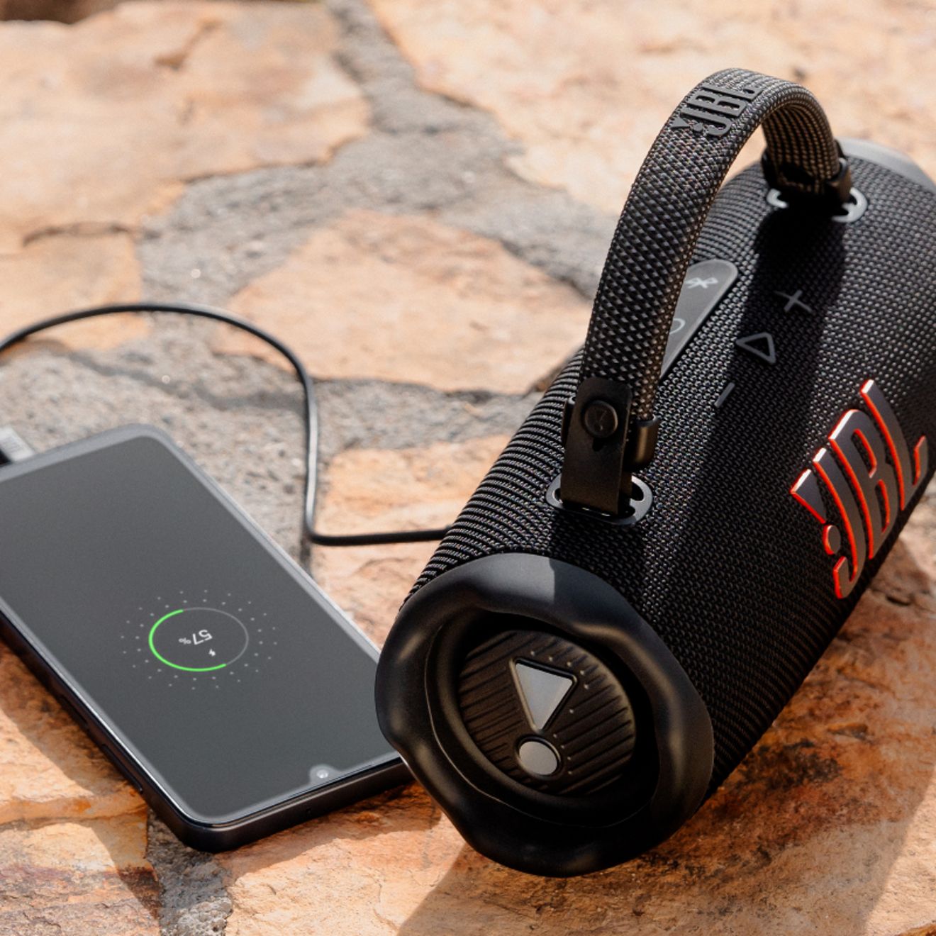 Una JBL Charge está conectada a un smartphone