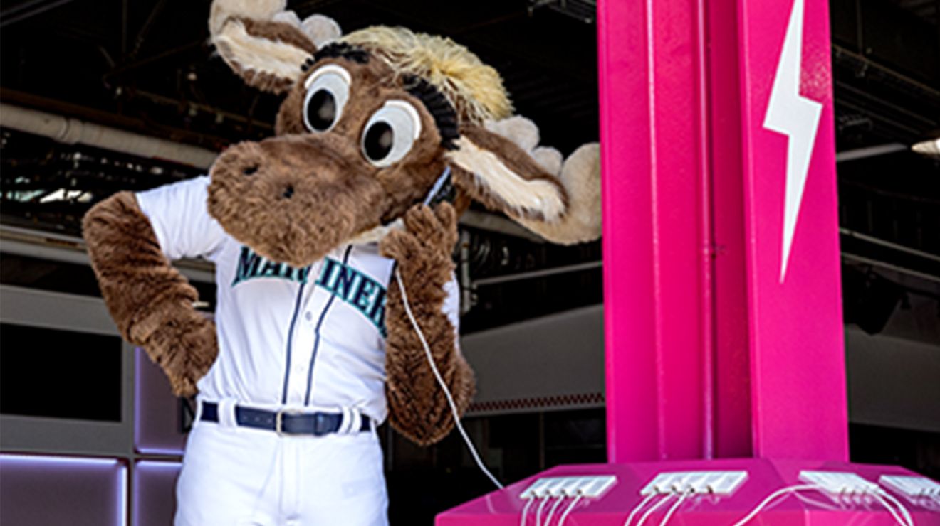 Mariner Moose cargando su teléfono en el Club Magenta.