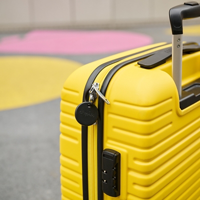 Una maleta amarilla.