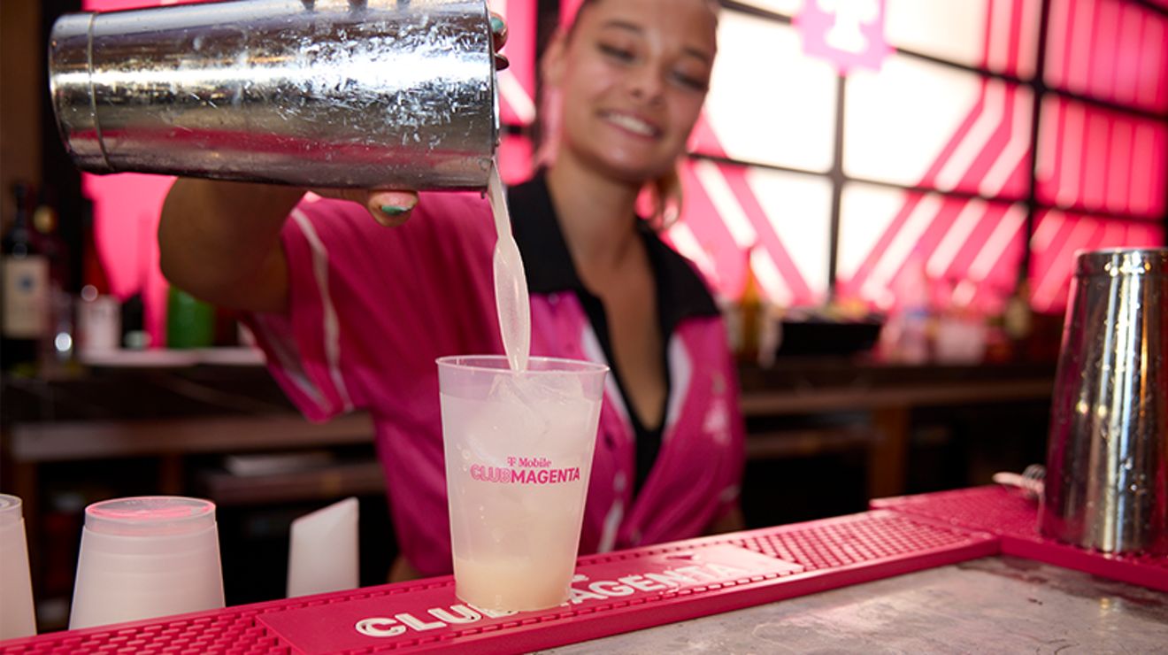 Un camarero sirviendo un cóctel en el bar del Club Magenta.