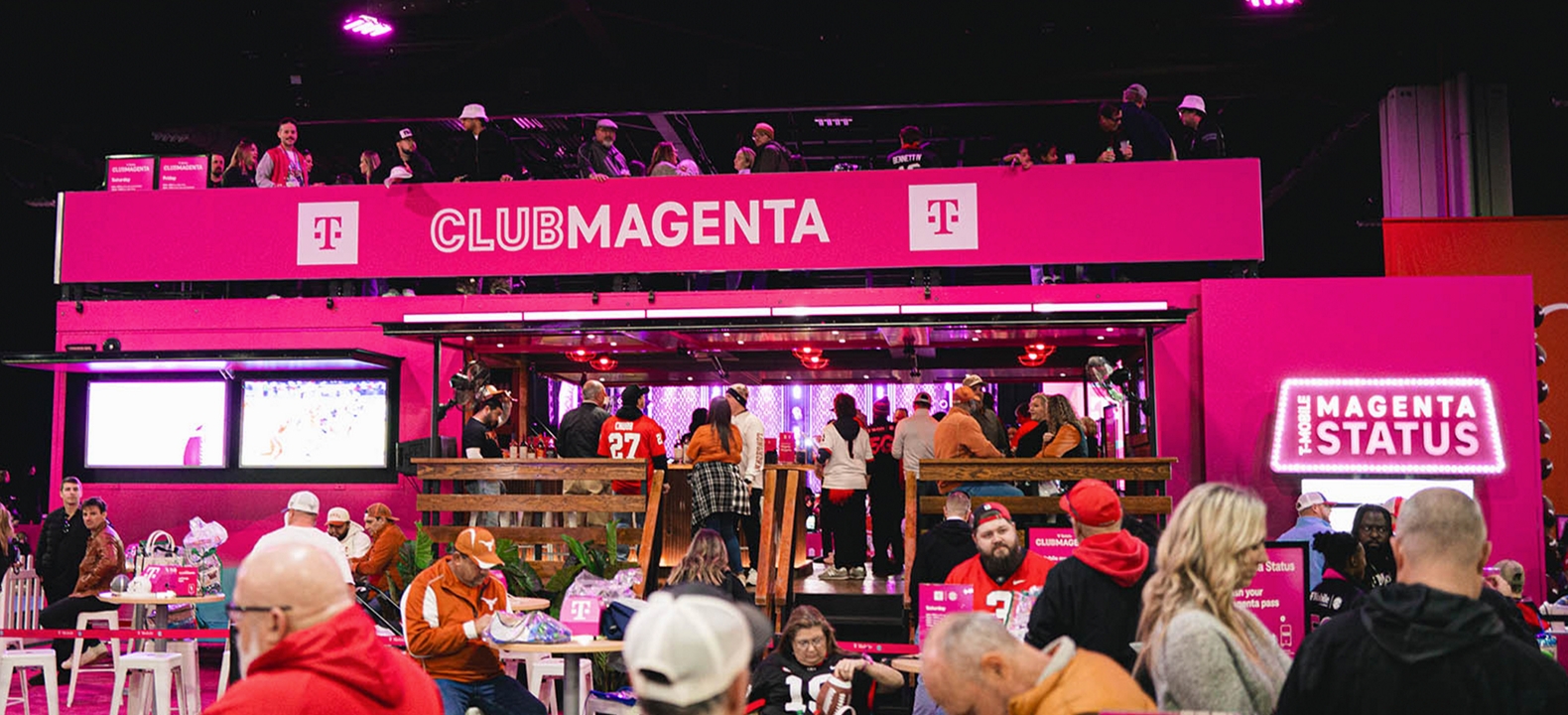 Una multitud de fanáticos en Club Magenta.