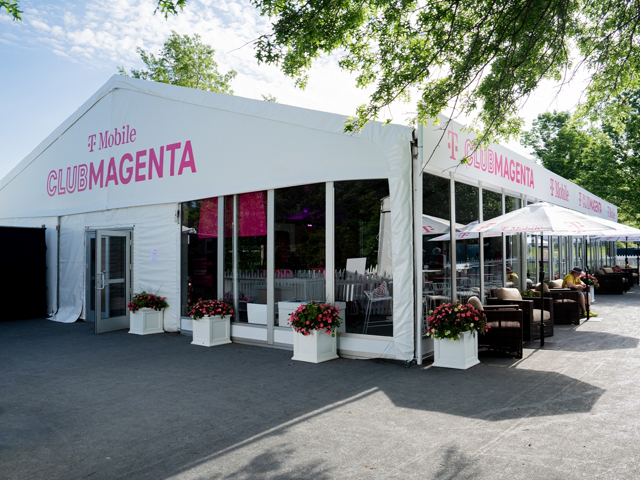 Vista exterior de T-Mobile Club Magenta.