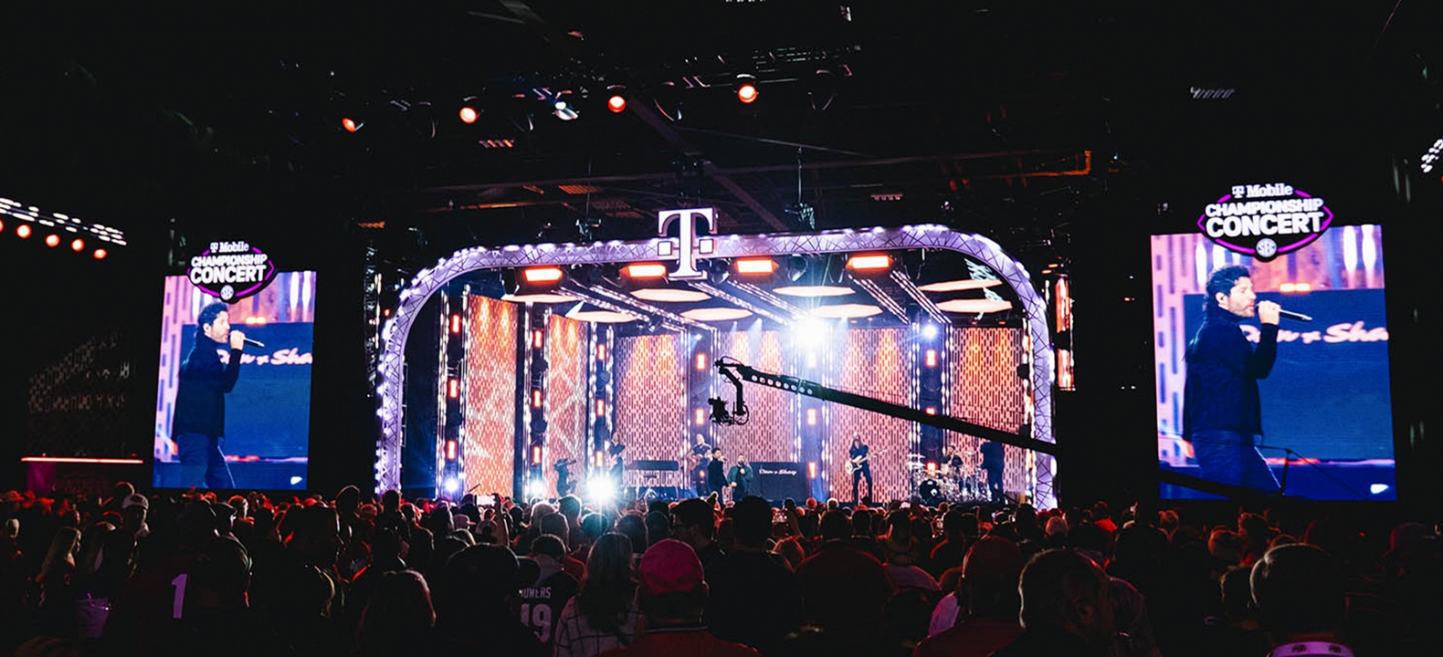 Un escenario de concierto con luces brillantes.