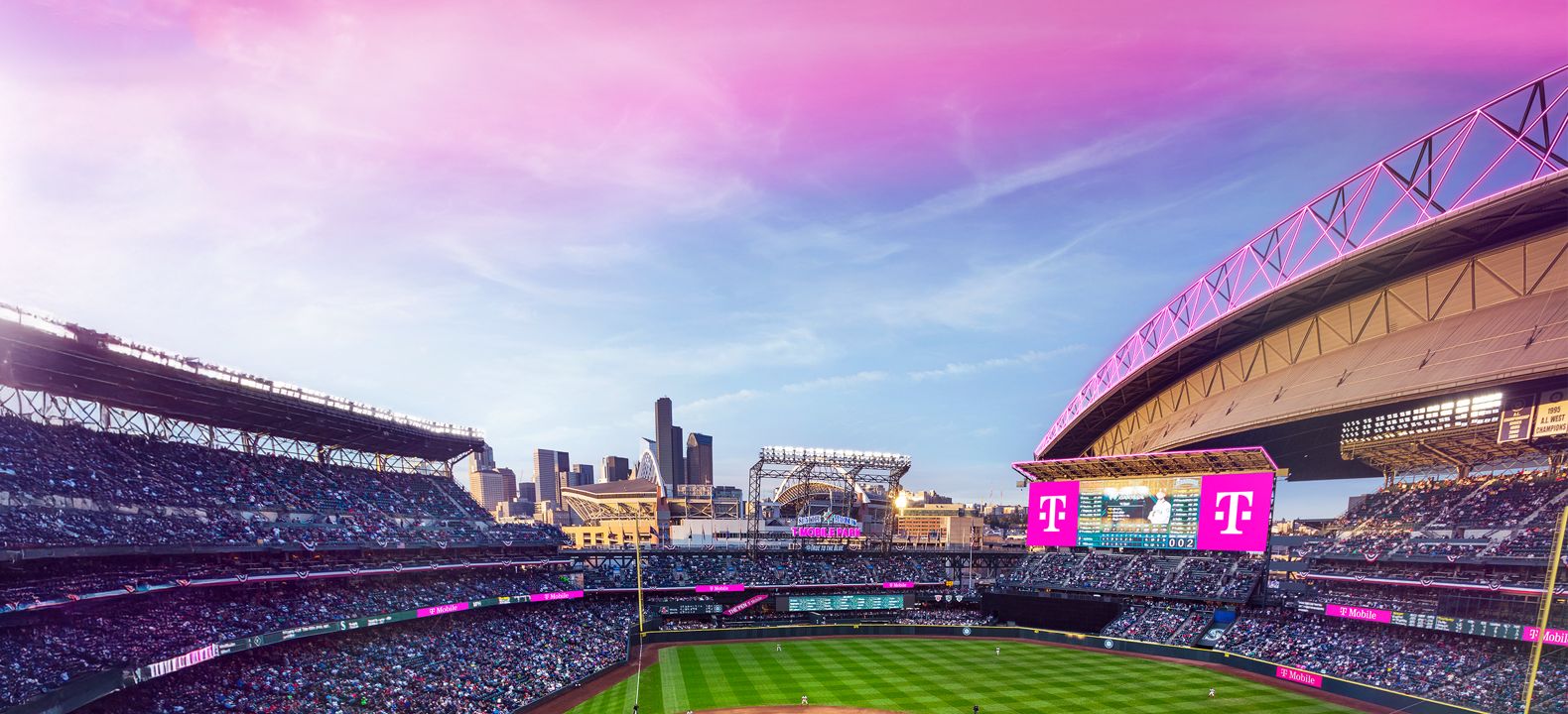 Vista aérea del campo de béisbol dentro del T-Mobile Park.