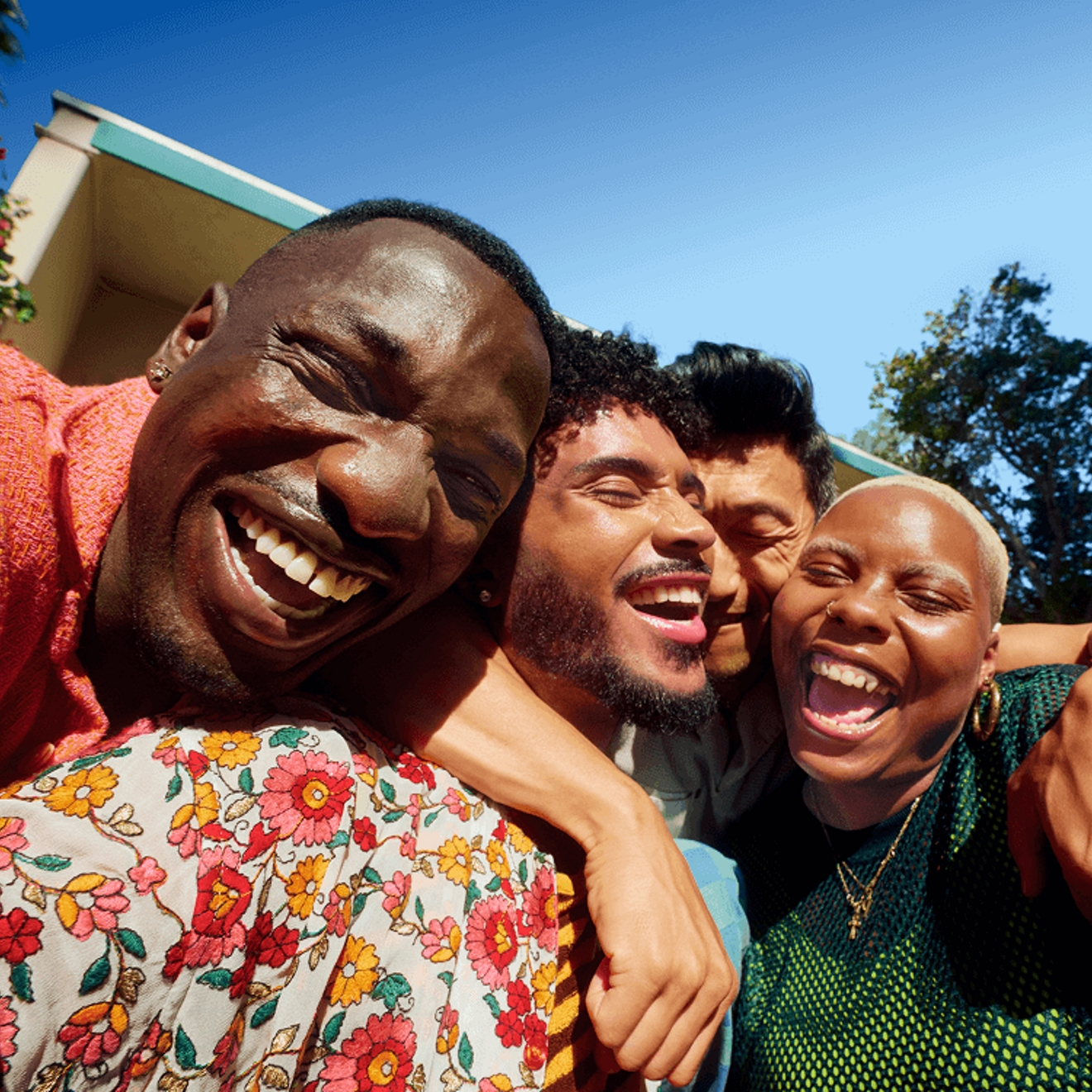 ​Un grupo diverso de cuatro personas se toma una selfie.​