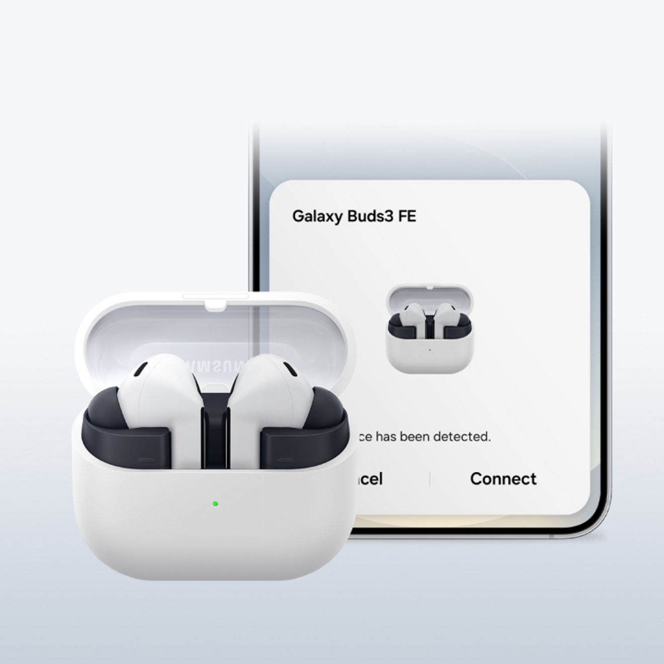Galaxy Buds3 FE en la estación de carga delante de un smartphone Samsung Galaxy, mostrando los Buds conectados al teléfono.