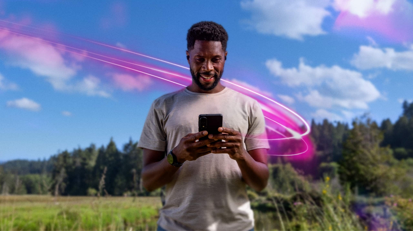 Un usuario de la prueba de T-Mobile en una zona remota disfruta de una velocidad ultrarrápida en su smartphone.