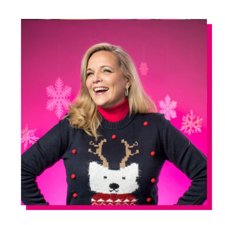 Janice sonriendo y usando un suéter navideño