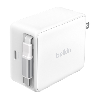 Un adaptador de 67 W con cable retráctil