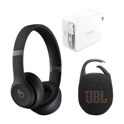 Los Beats Solo cuatro, JBL Clip cinco y cargador retráctil de sesenta y siete vatios de Belkin colocados juntos.