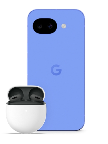 Se muestra un Google Pixel 10a azul claro desde atrás, junto con unos Pixel Buds inalámbricos blancos colocados en un estuche de carga abierto.