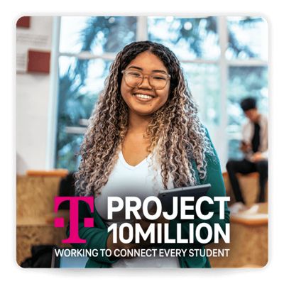 Estudiante con laptop mirando la cámara y sonriendo.