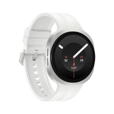 Un Samsung Galaxy Watch nueve blanco mostrando la hora.