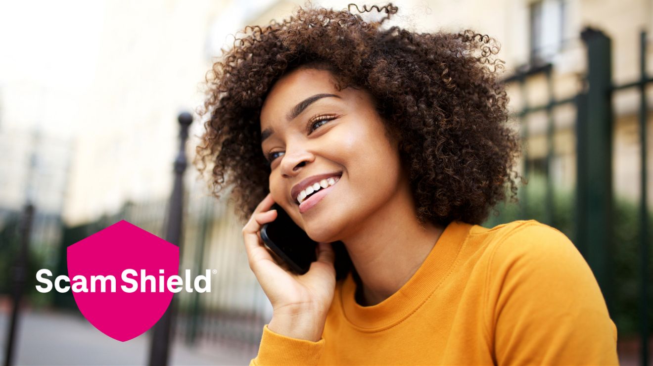 Mujer hablando por teléfono con "Scam Shield®" en un escudo magenta a la vista.