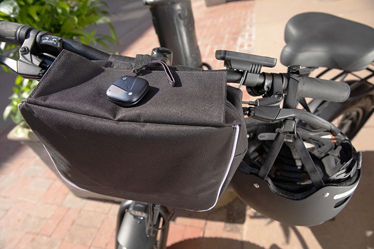 Sync-up tracker sujetado a un bolso negro que envuelve el manubrio de una bicicleta.