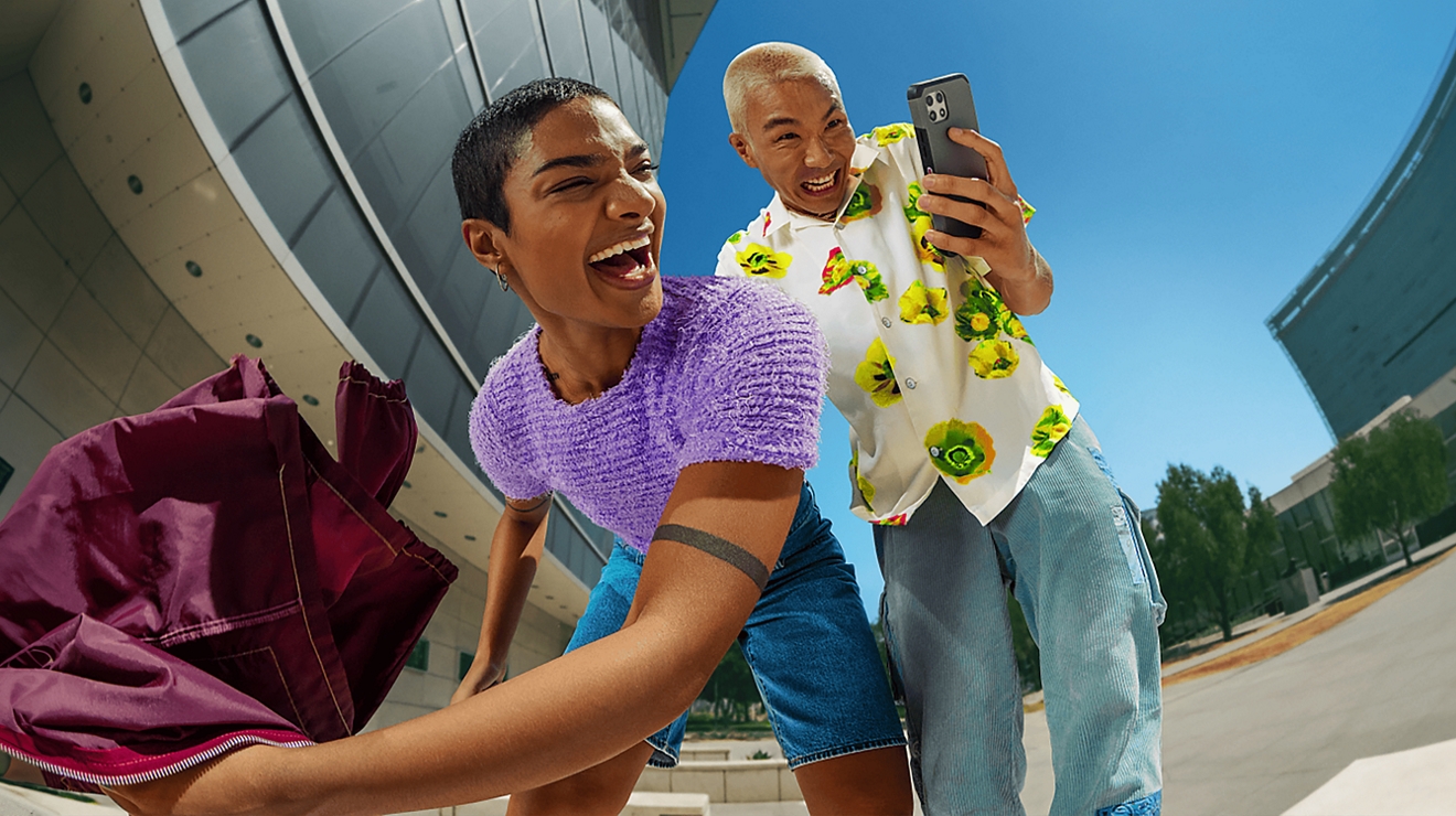 Dos personas en un centro comercial