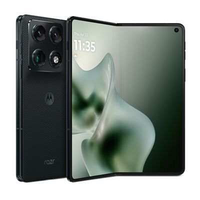La parte frontal del nuevo teléfono razr fold abierta, con el panel trasero visible donde se destacan las cámaras traseras.