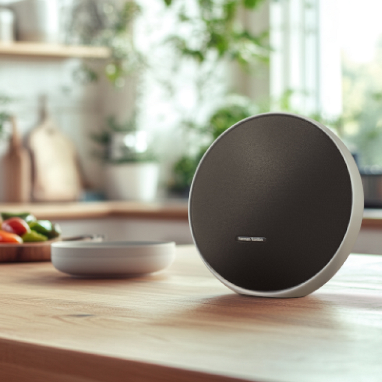 Imagen en primer plano de una bocina Onyx Studio 9 sobre la encimera de una cocina.