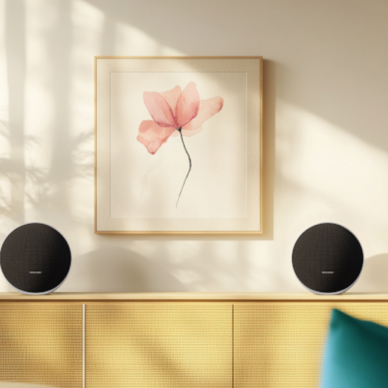 Dos bocinas Onyx Studio 9 colocadas en lados opuestos de una mesa.