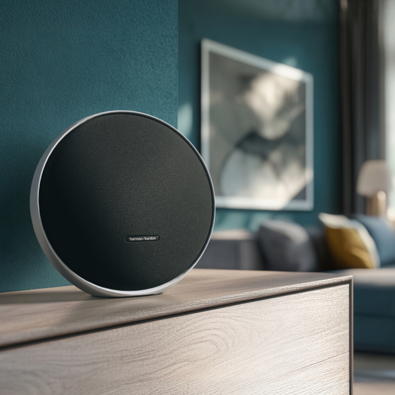 Imagen en primer plano de la bocina Onyx Studio 9 sobre una mesa.
