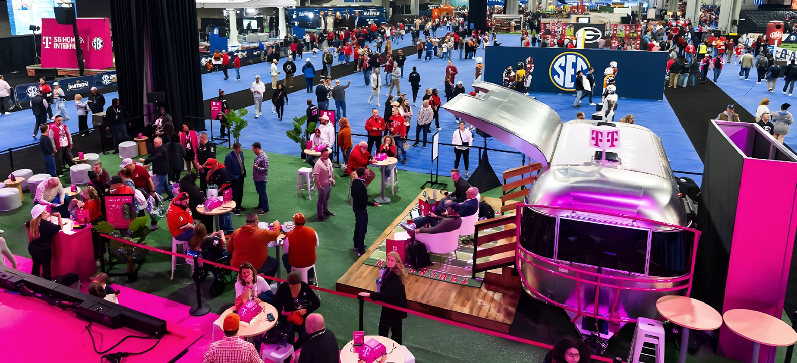 Una multitud de fanáticos en el FanFare de la SEC.