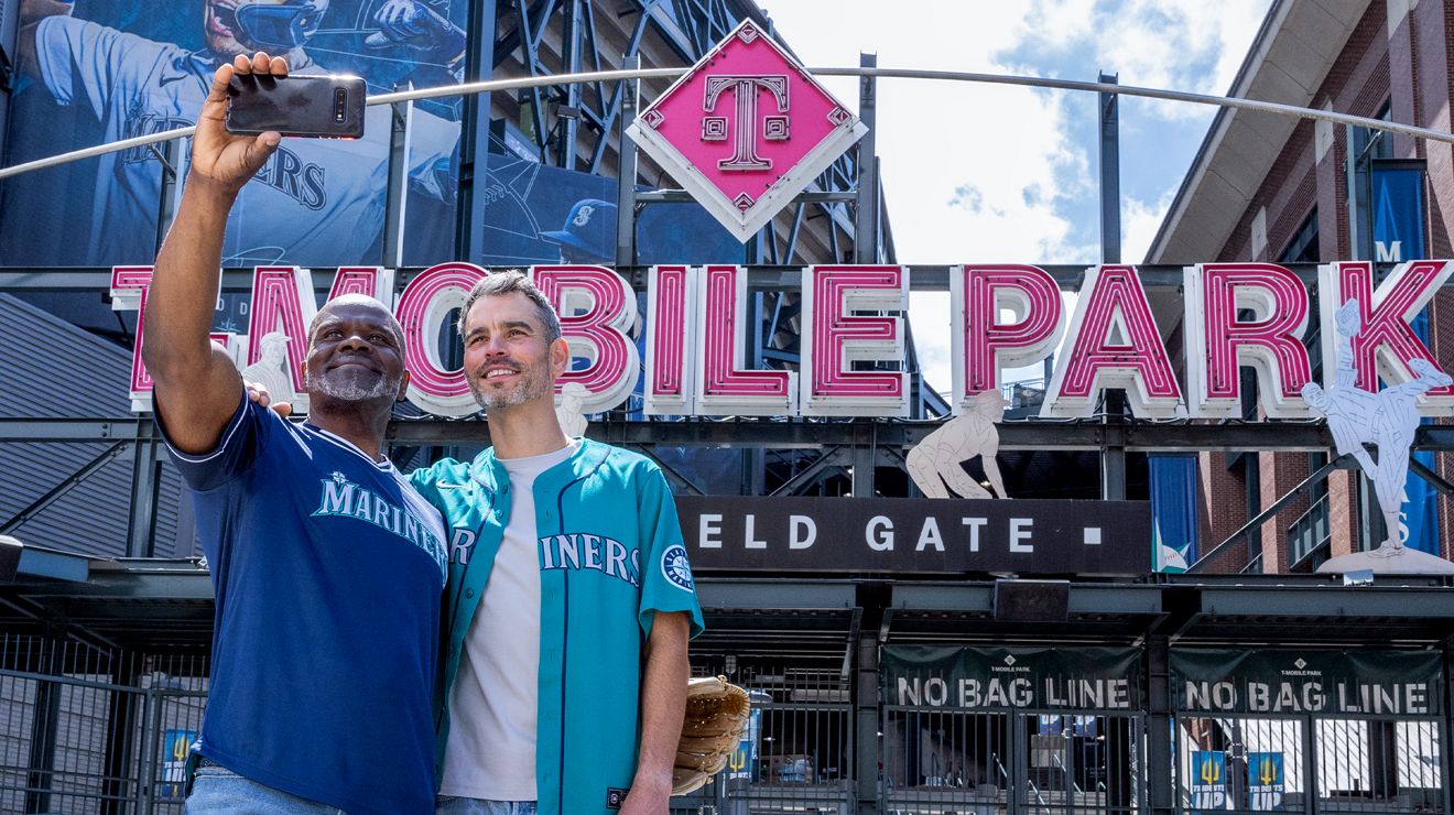 ​​Dos hombres se toman un selfie frente al T-Mobile Park.​