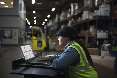 Mujer con laptop en un depósito