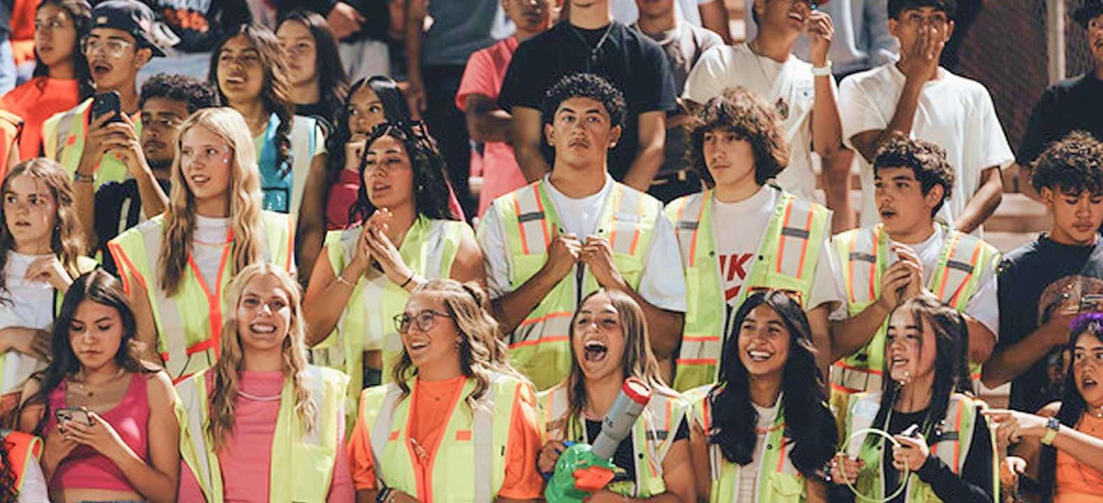 Grupo de personas con chaquetas de construcción animando.