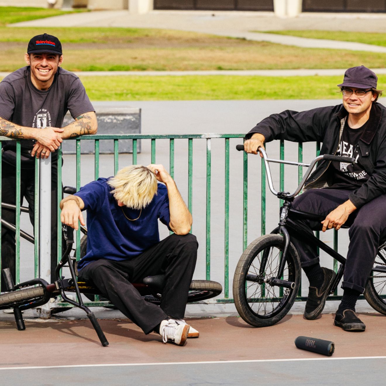 Tres amigos en bicicleta escuchando un dispositivo JBL Flip 7