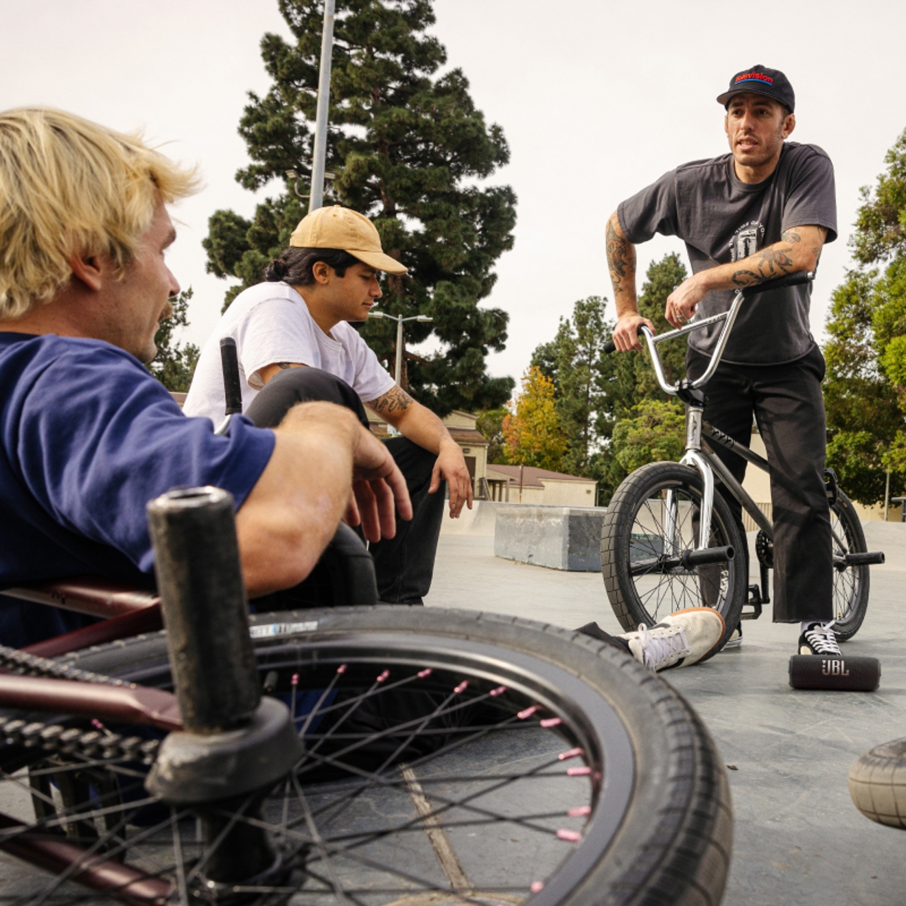 Tres amigos en bicicleta escuchando un dispositivo JBL Flip 7