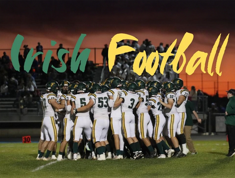 El equipo de fútbol de Freedom High School, con uniformes en color blanco, amarillo y verde, se reúne en el campo de fútbol.