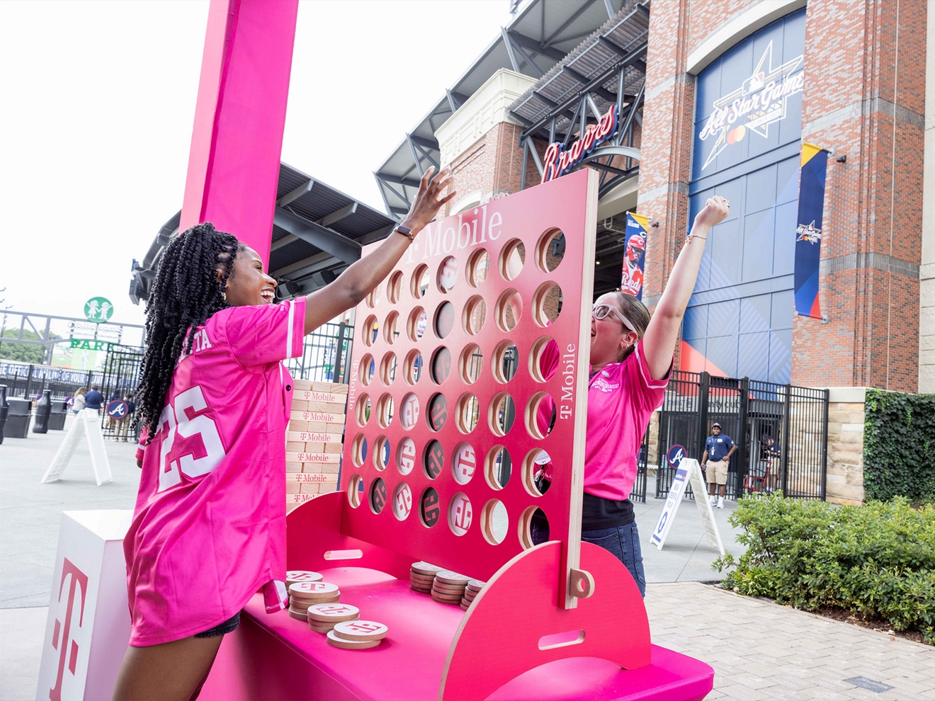 ​​Vista aérea de un campo de béisbol al anochecer.​