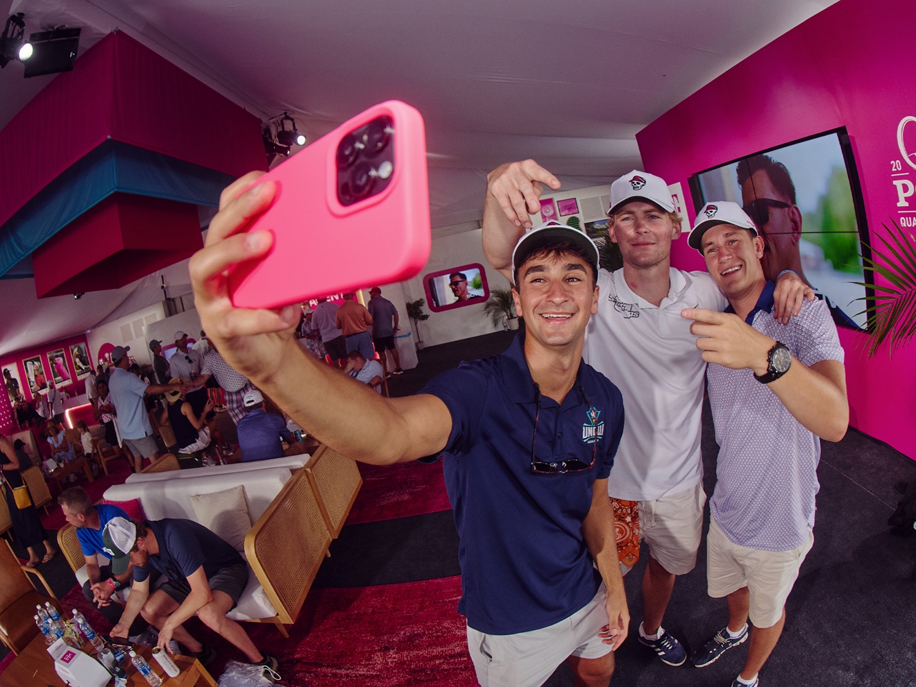 Tres amigos se toman un selfie grupal dentro del Club Magenta.