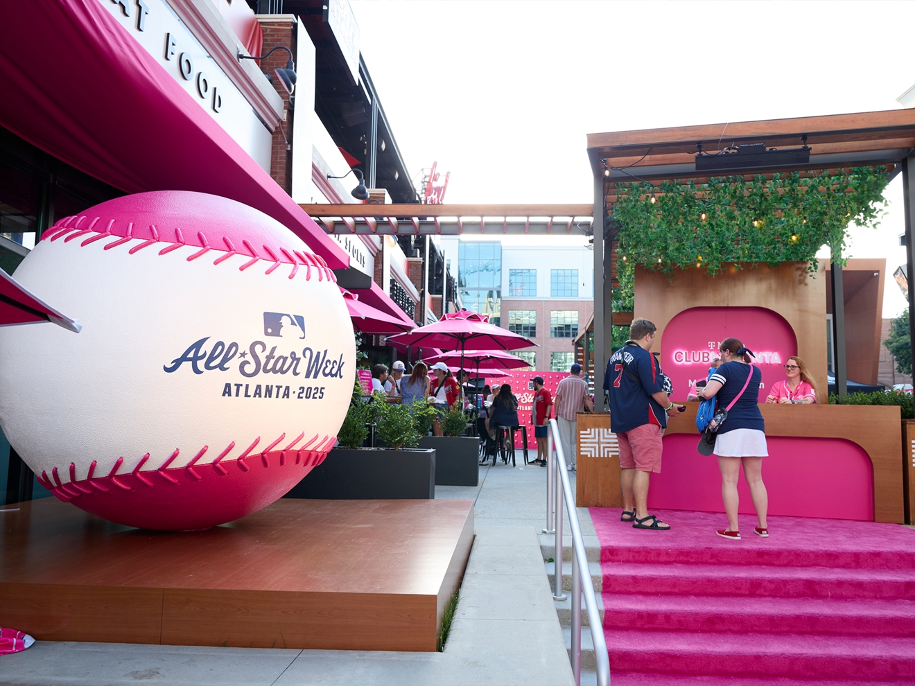 ​​Vista aérea de un campo de béisbol al anochecer.​