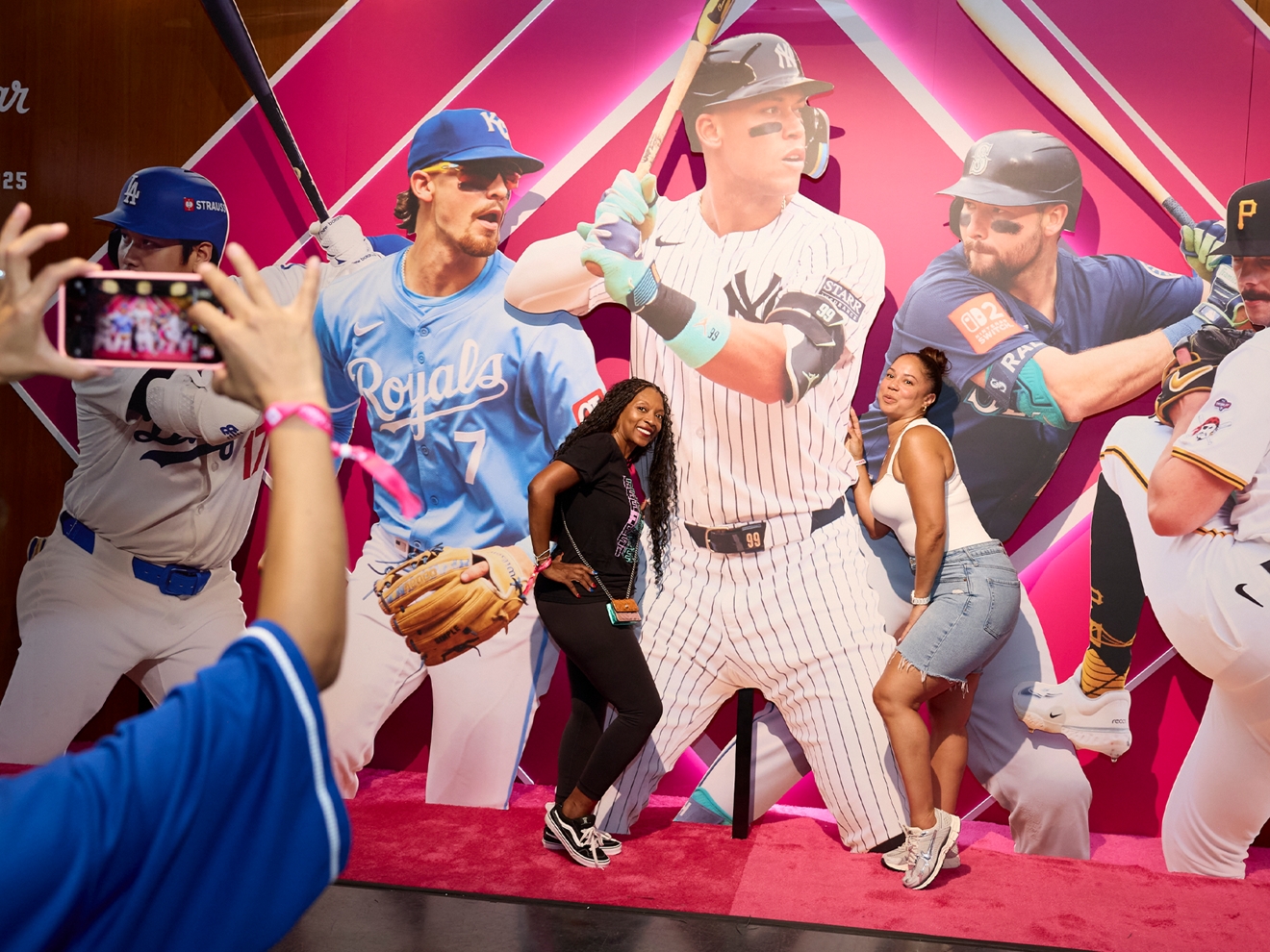 ​​Vista aérea de un campo de béisbol al anochecer.​