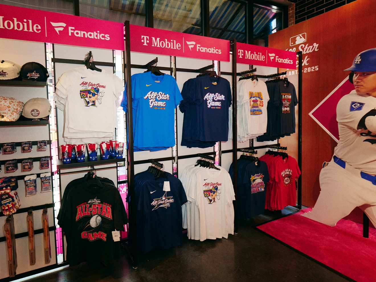 ​​Vista aérea de un campo de béisbol al anochecer.​