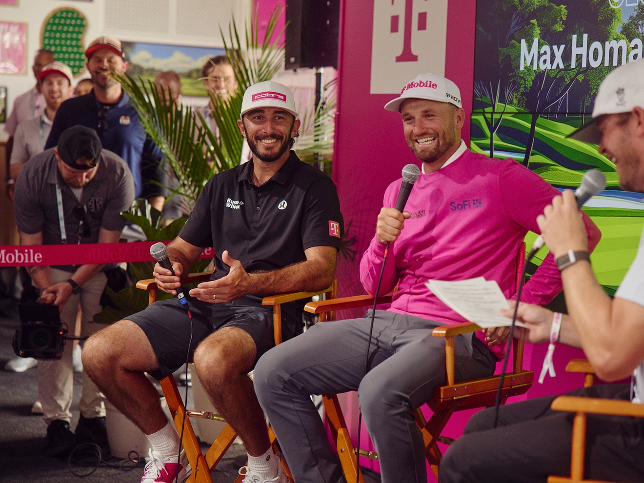 Max Homa y Wyndham Clark son entrevistados ante el público en el Club Magenta.