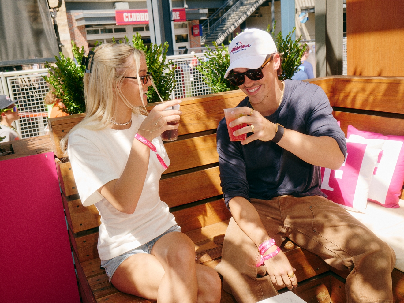 ​​Vista aérea de un campo de béisbol al anochecer.​
