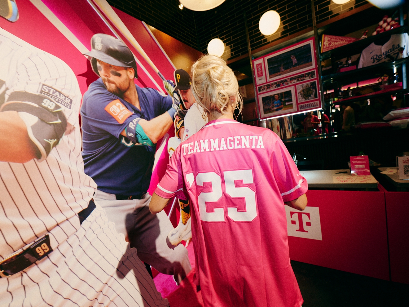 ​​Vista aérea de un campo de béisbol al anochecer.​