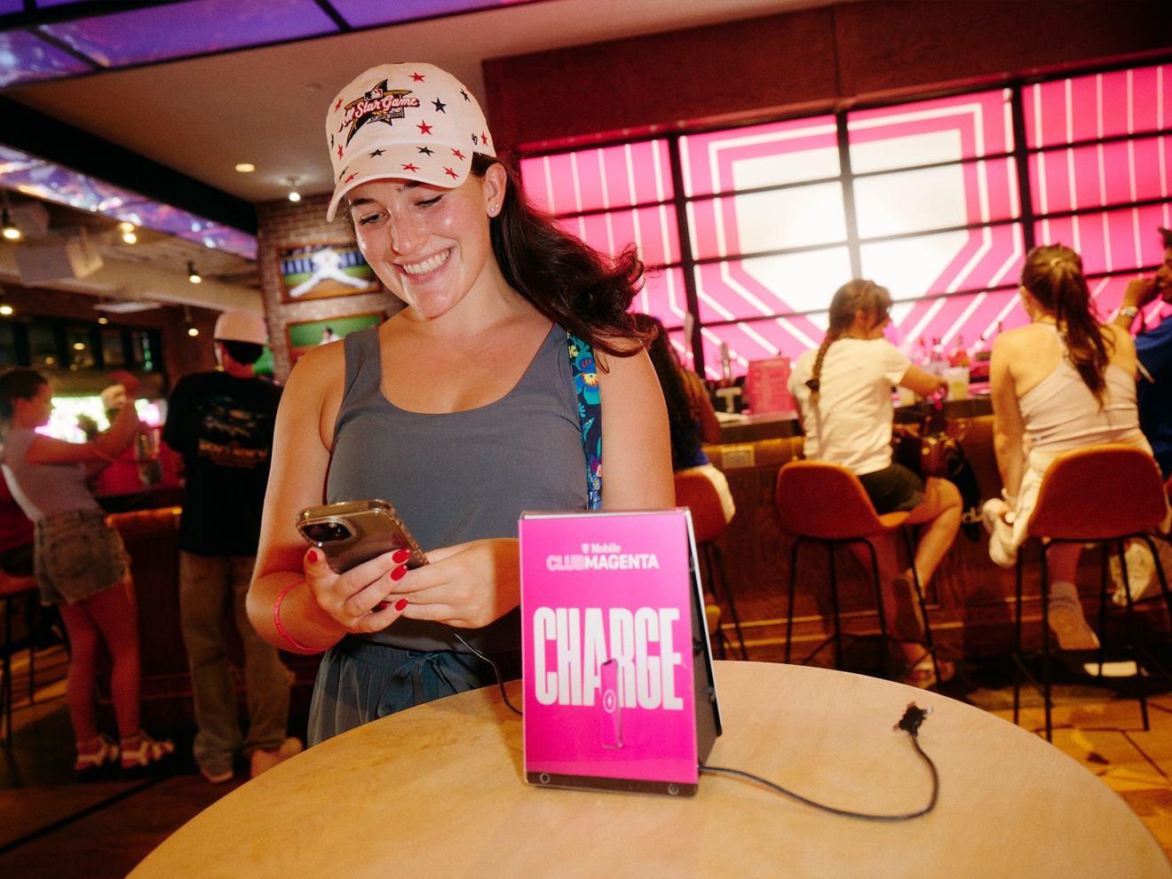 ​​Vista aérea de un campo de béisbol al anochecer.​