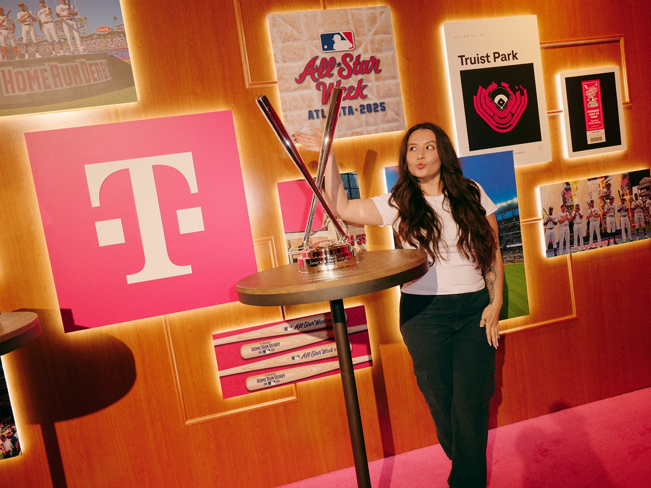 ​​Vista aérea de un campo de béisbol al anochecer.​