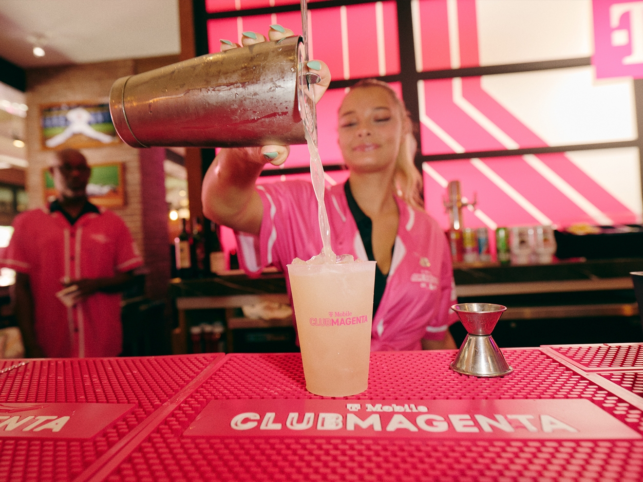 ​​Vista aérea de un campo de béisbol al anochecer.​
