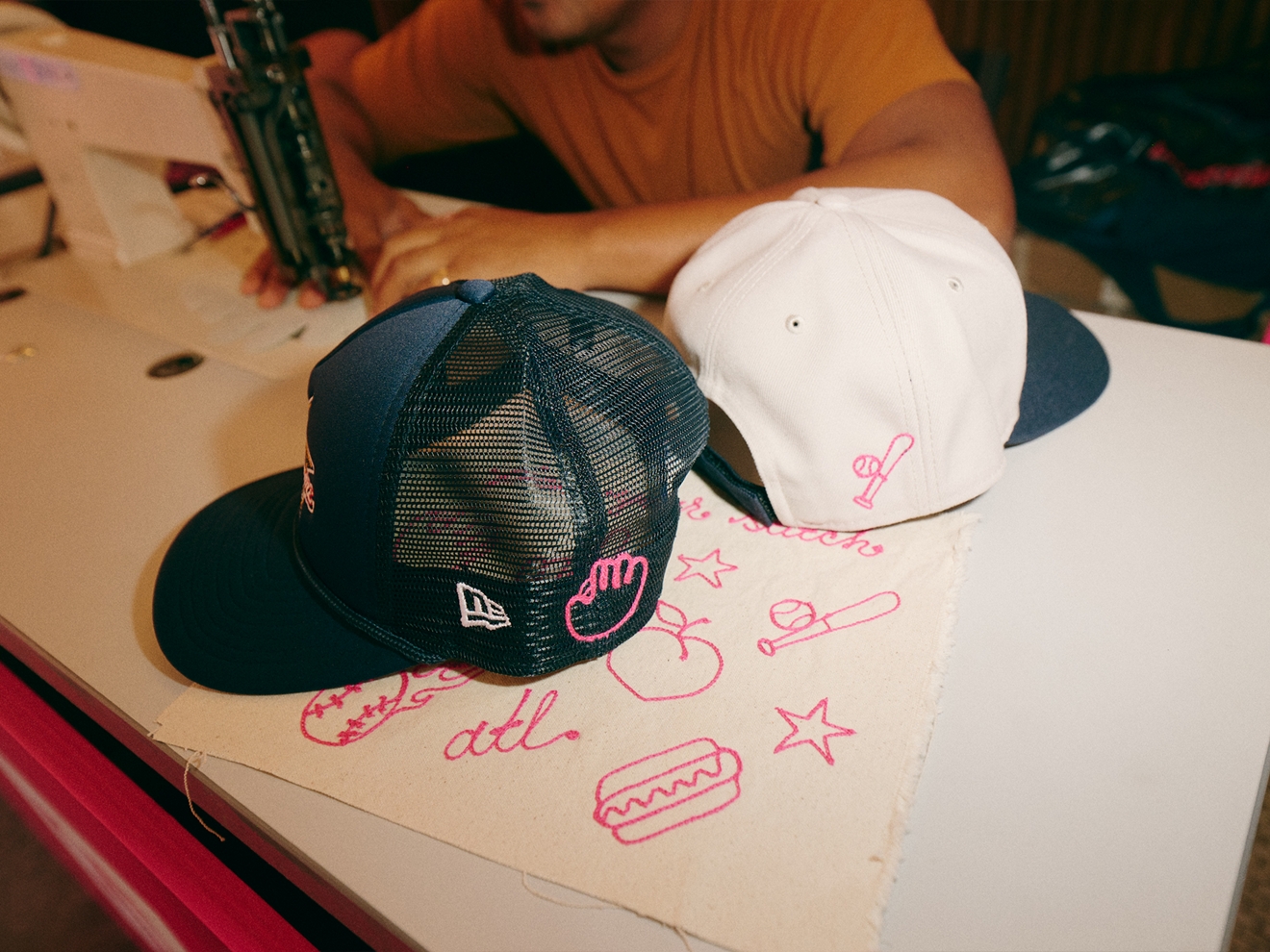 ​​Vista aérea de un campo de béisbol al anochecer.​