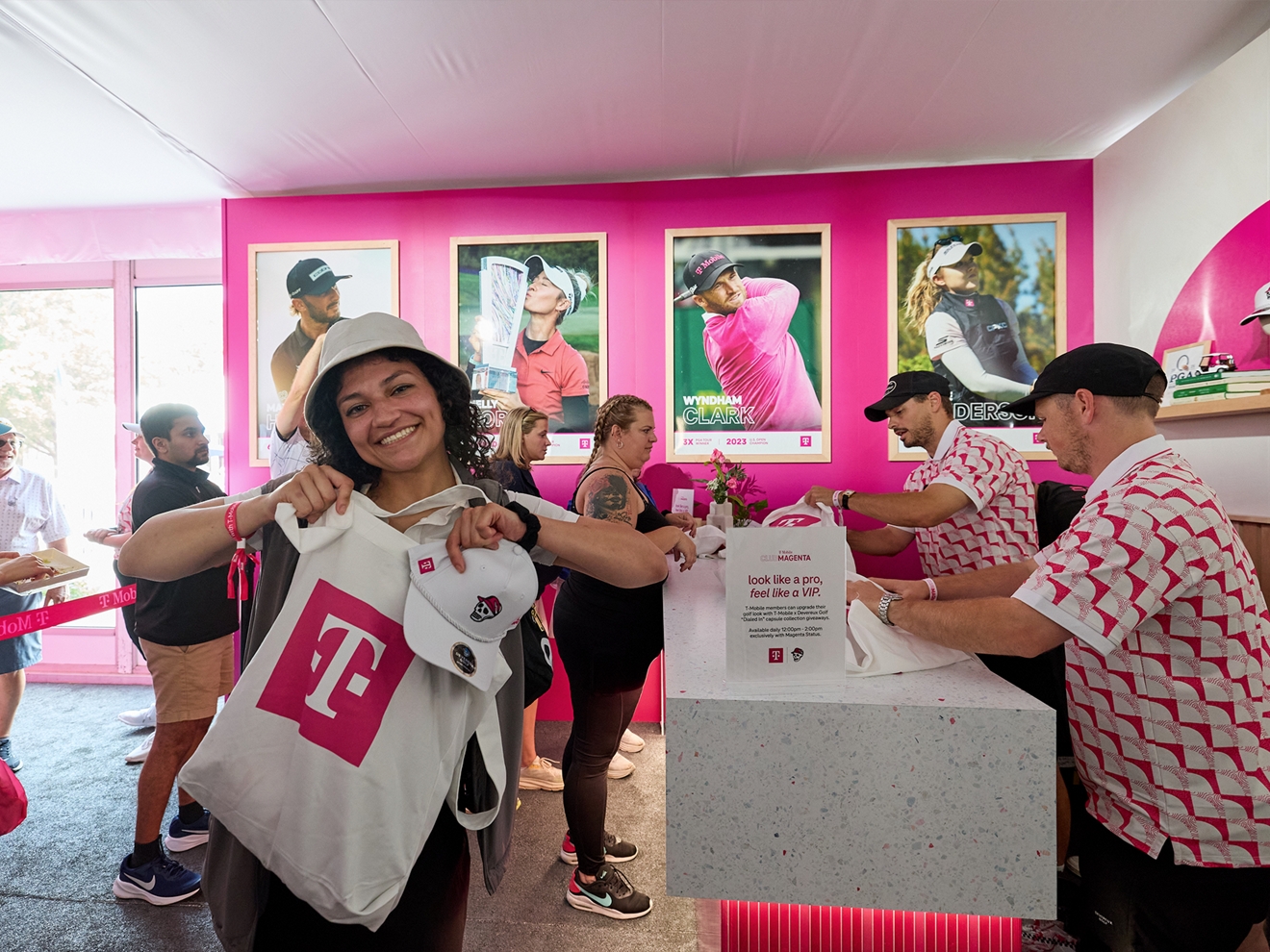 Una aficionada al golf luce con orgullo su nuevo merchandising de la colaboración entre T-Mobile y Devereux Golf.