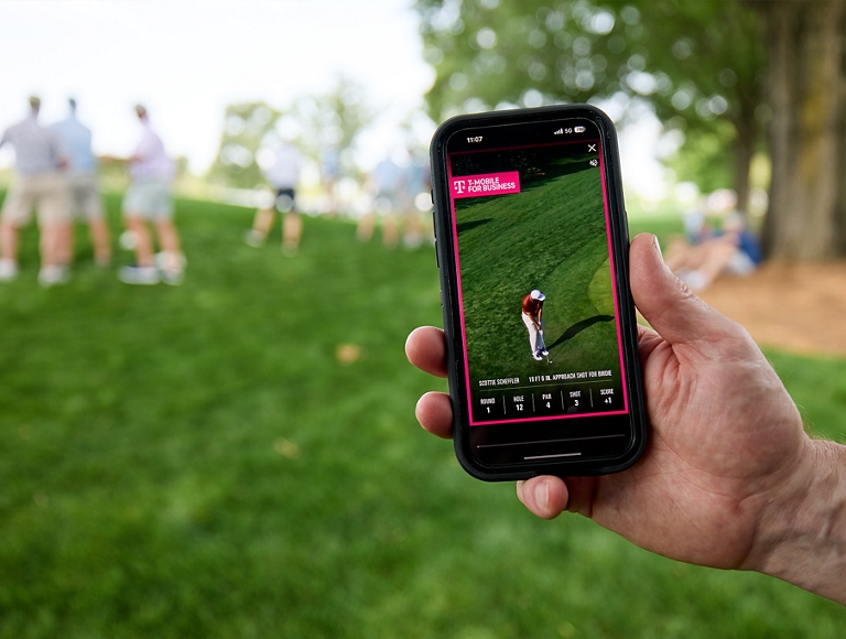 Smartphone mostrando un clip destacado de un golfista profesional.