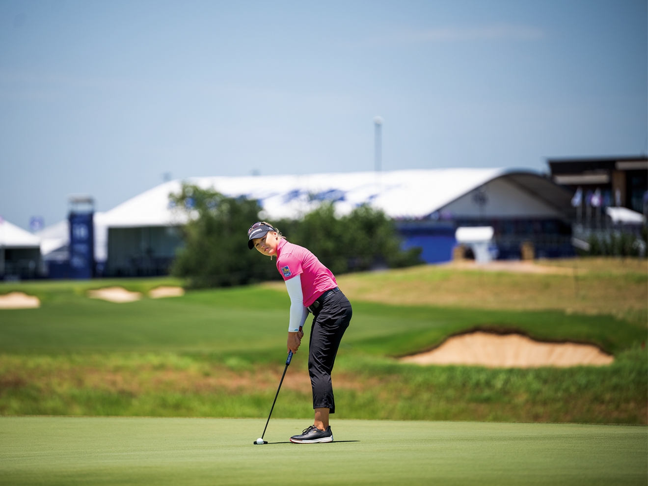 Golfista profesional se prepara para dar el primer golpe.